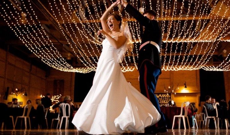 Where Weddings Meet Technology – 5 Practical Ways of Throwing a Tech-Enhanced Reception