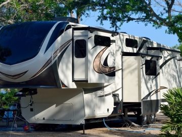 4 of the Best Winter RVs: The Brands You Need to Know